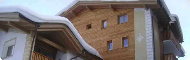 Neueindeckung eies Hotel-Holzdaches mit Bitumenoberläche Raum Pfunds-Landeck