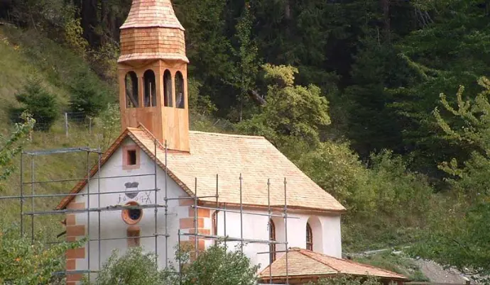 Kleine Kirche mit renoviertem Holzturm, Denkmalschutz