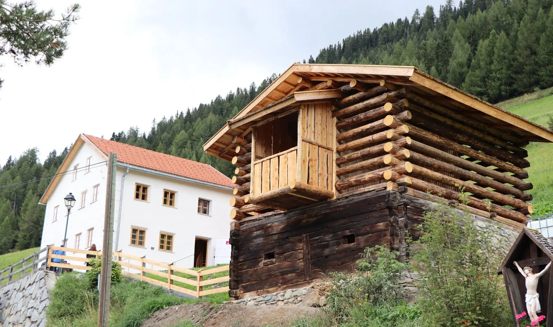 Holzaufbau auf Altbestand aufgesetzt  - Geräteschuppen Raurschltal